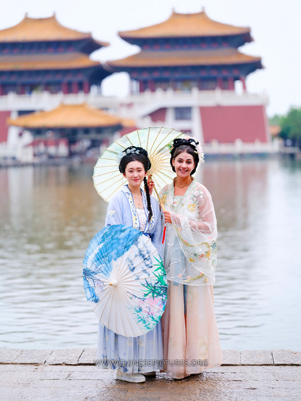 Girls at Kaifeng Millennium City Park